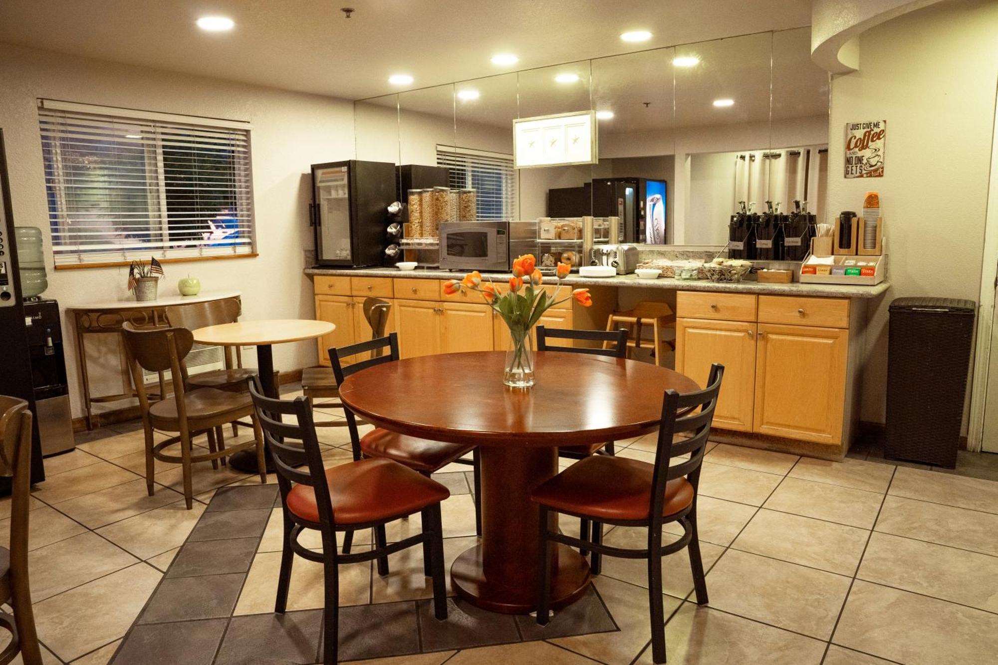 Americas Best Value Inn Lynnwood Esterno foto